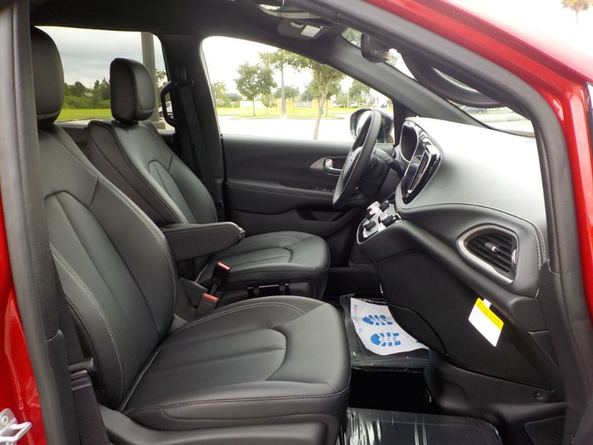 2025 CHRYSLER PACIFICA - Image 40