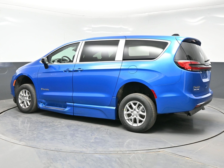 Blue Chrysler Pacifica image number 3