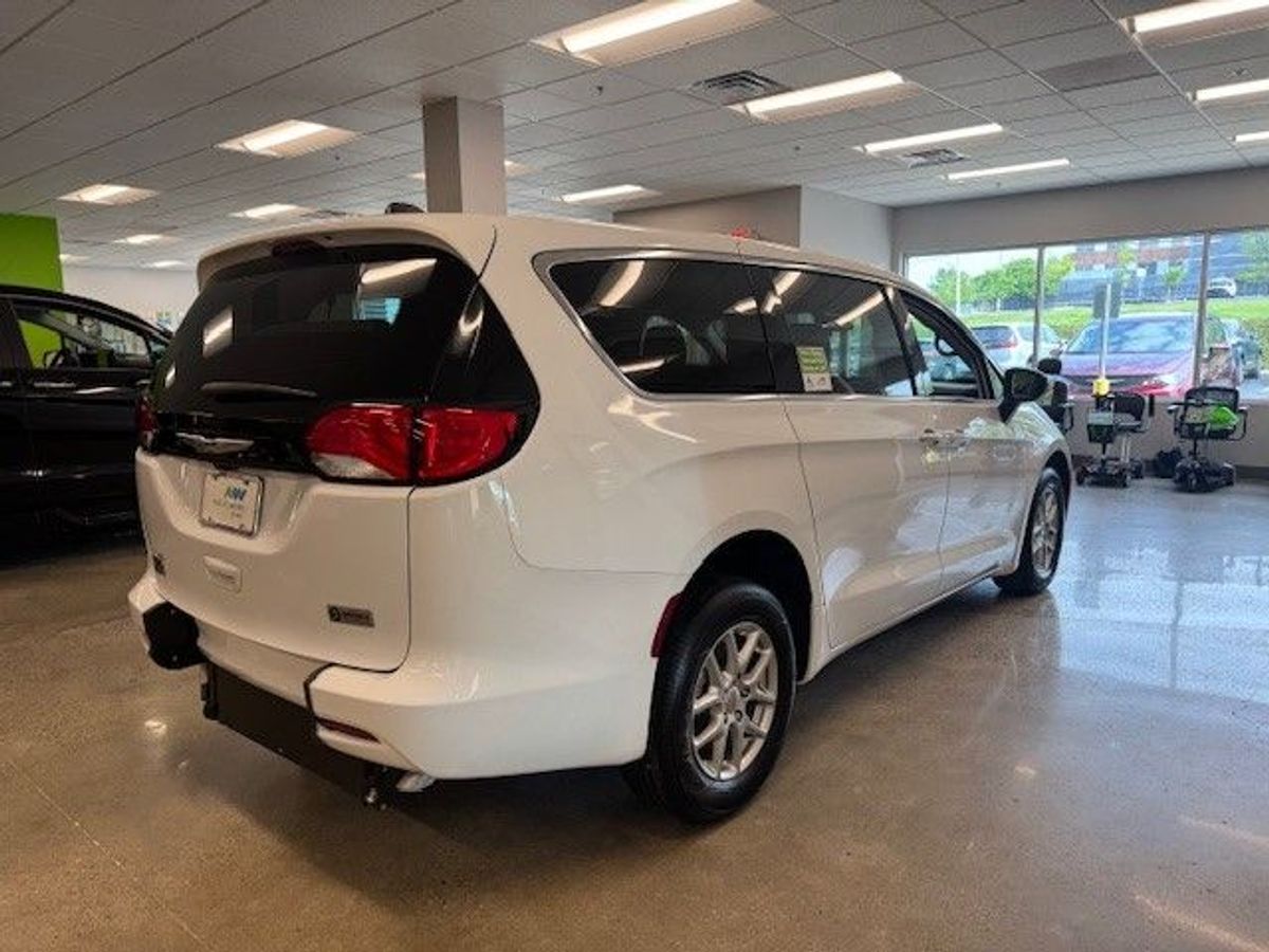 White Chrysler Voyager image number 7