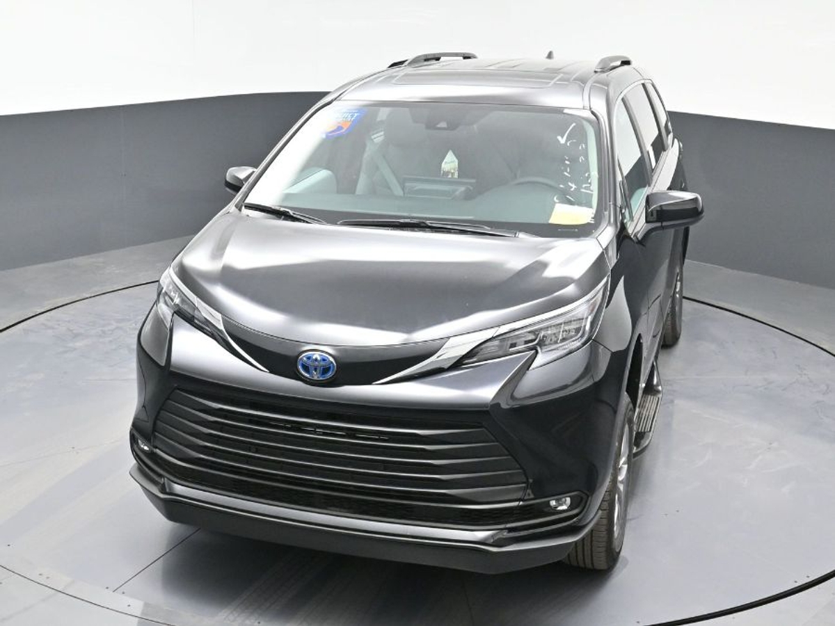Black Toyota Sienna image number 23