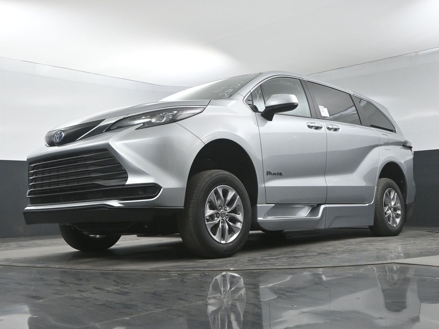 New 2025 Toyota Sienna Hybrid LE - BraunAbility Side Entry Entry Fold Out Automatic Ramp