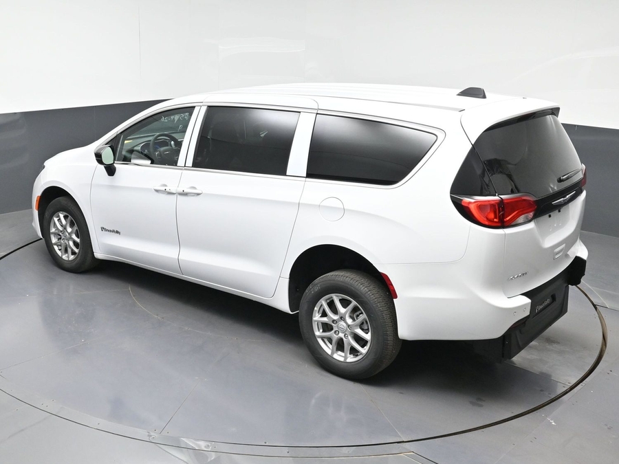 White Chrysler Voyager image number 23