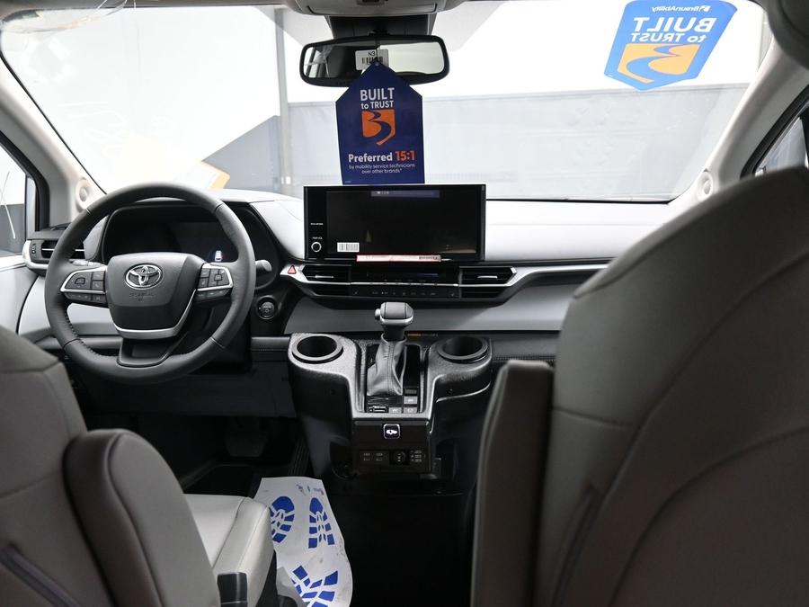 Silver Toyota Sienna image number 12