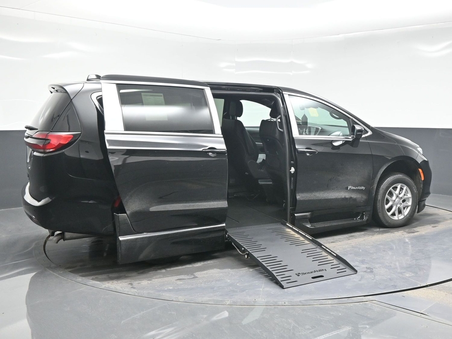 Black Chrysler Pacifica image number 6