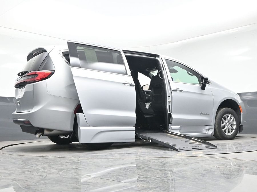 Silver Chrysler Pacifica image number 13