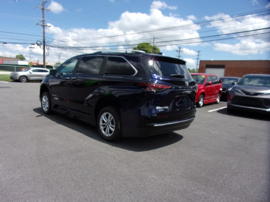 Blue Toyota Sienna image number 4