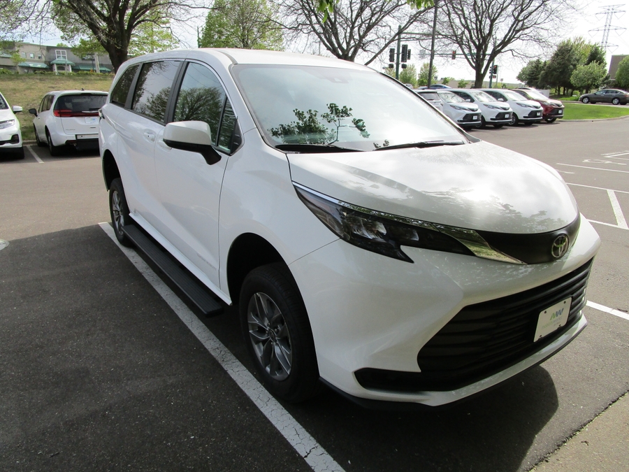 White Toyota Sienna image number 4