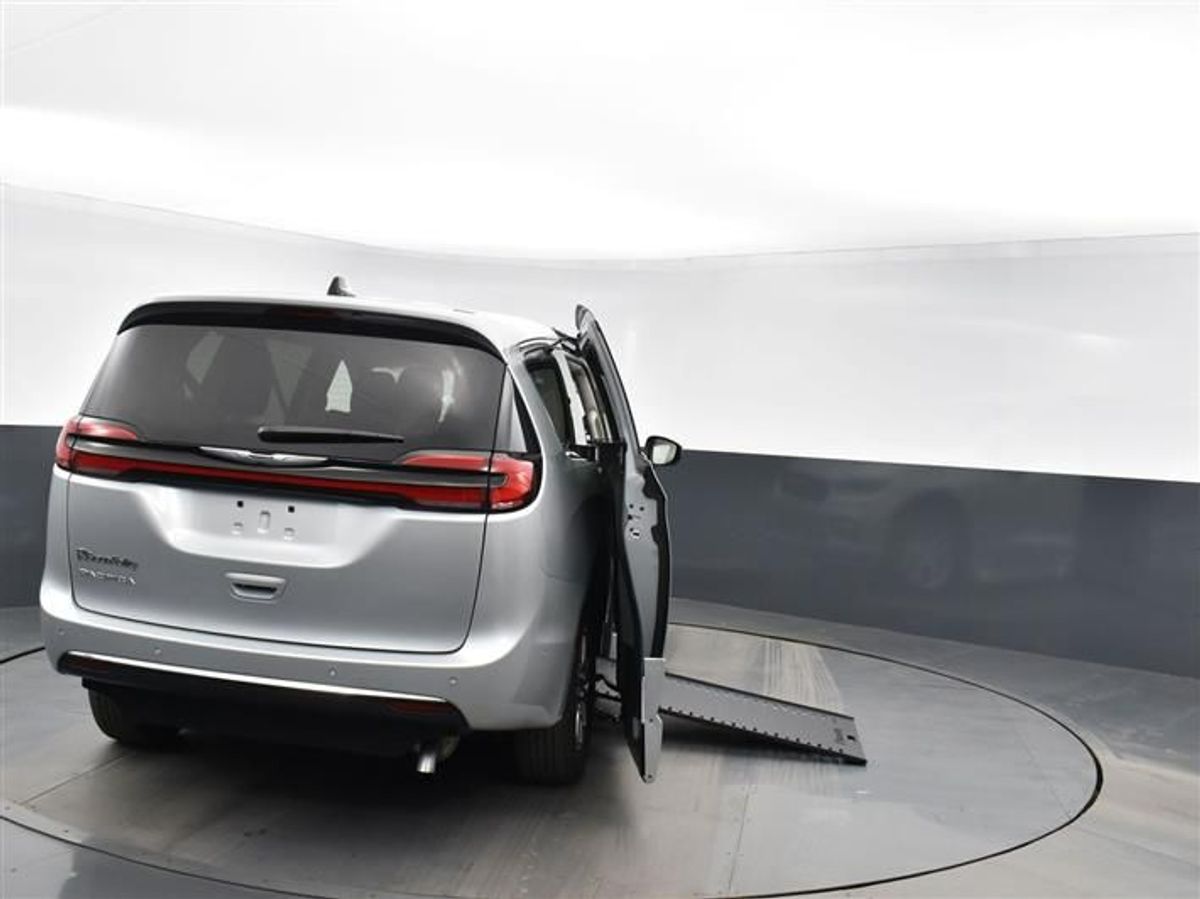 Silver Chrysler Pacifica image number 6