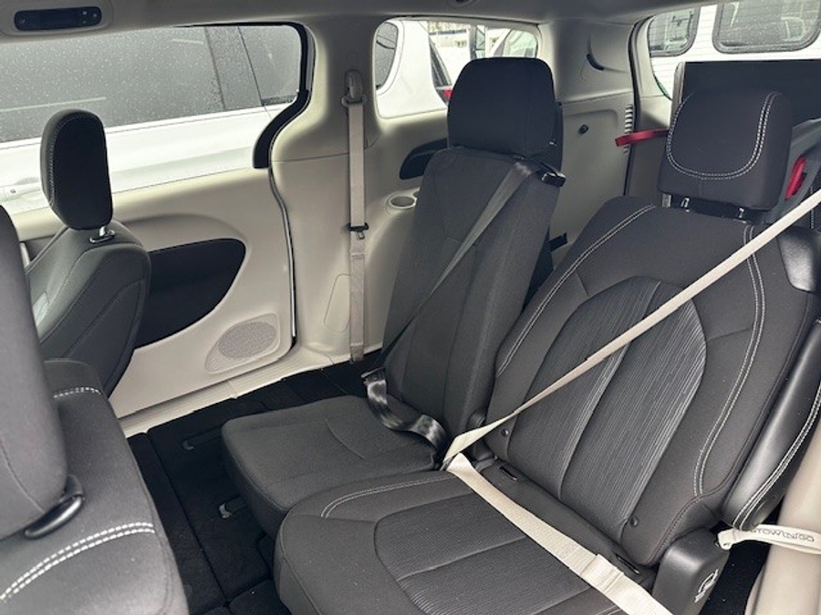 White Chrysler Voyager image number 6