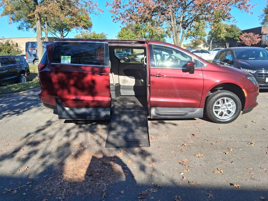  Chrysler Voyager image number 7