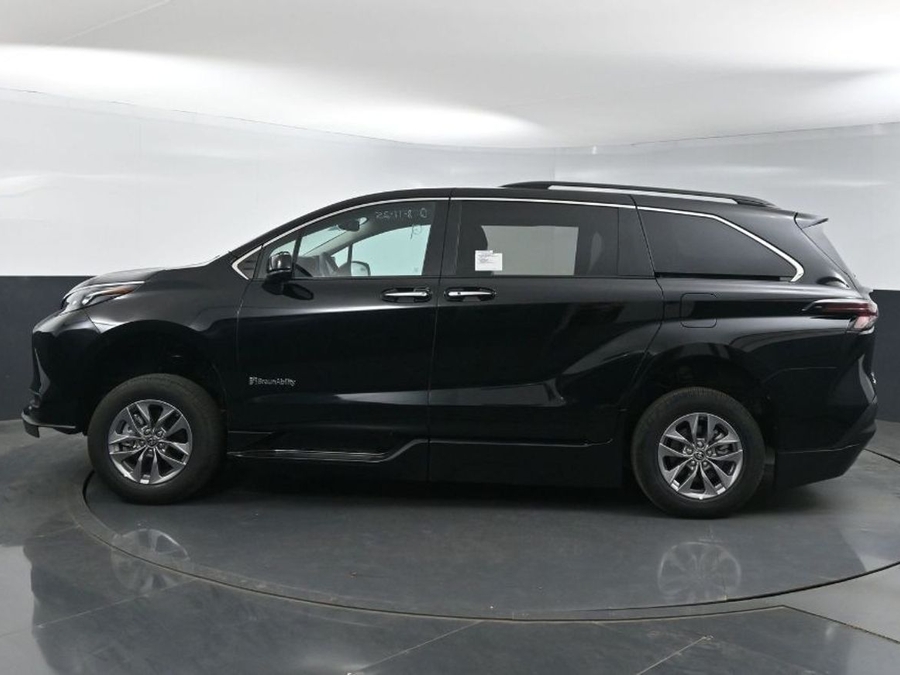 Black Toyota Sienna image number 3