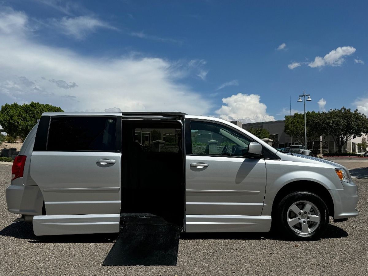 2011 DODGE GRAND CARAVAN - Image 3