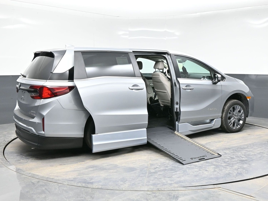 Silver Honda Odyssey image number 6