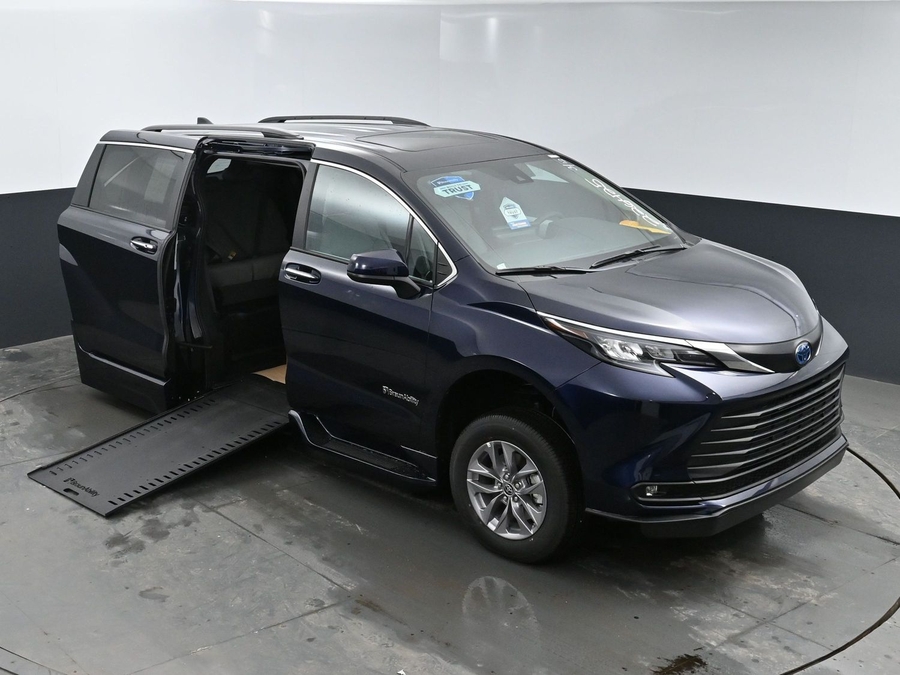 New 2025 Toyota Sienna Hybrid XLE Plus - BraunAbility Side Entry Entry In Floor Automatic Ramp