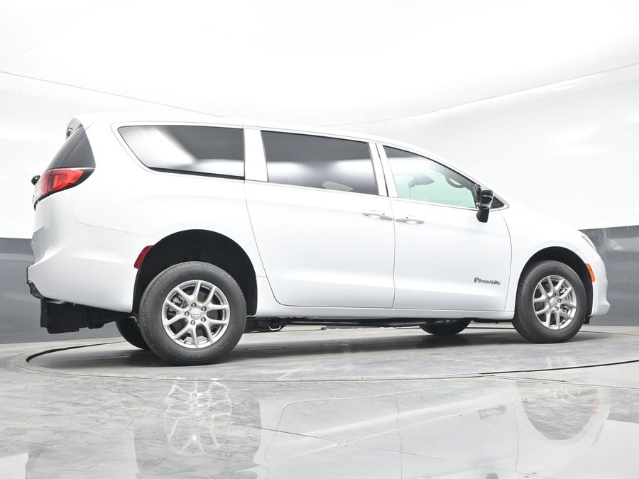 White Chrysler Voyager image number 20