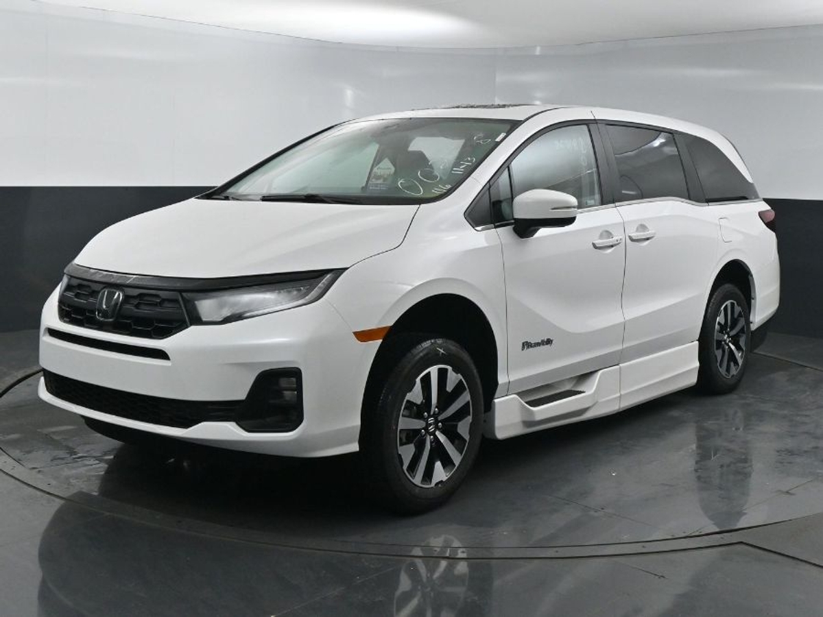 White Honda Odyssey image number 2
