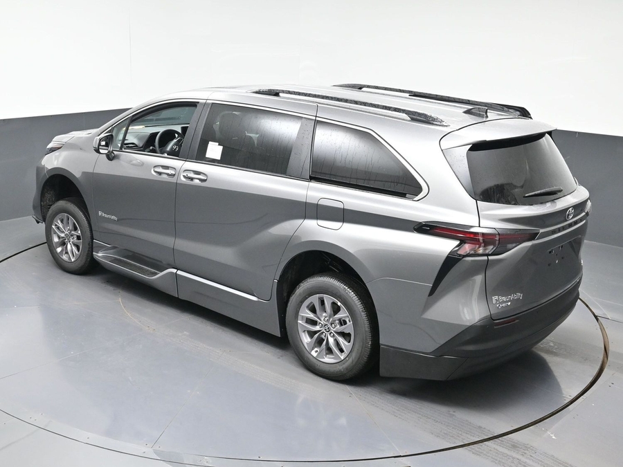 New 2026 Toyota Sienna Hybrid XLE Base - BraunAbility Side Entry Entry Fold Out Automatic Ramp