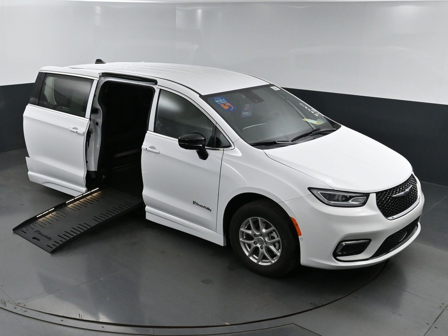 New 2025 Chrysler Pacifica Select Safety - BraunAbility Side Entry Entry Fold Out Automatic Ramp