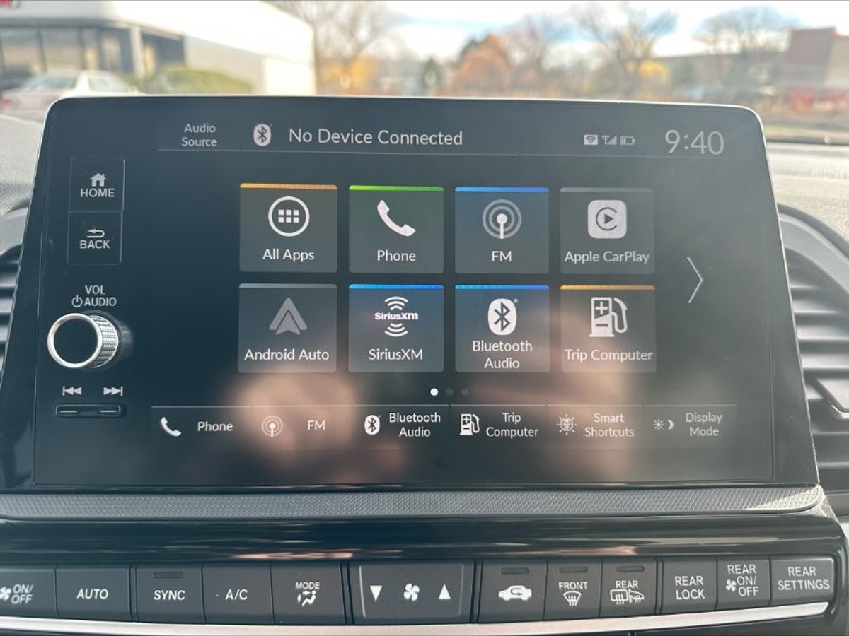 Red Honda Odyssey image number 17