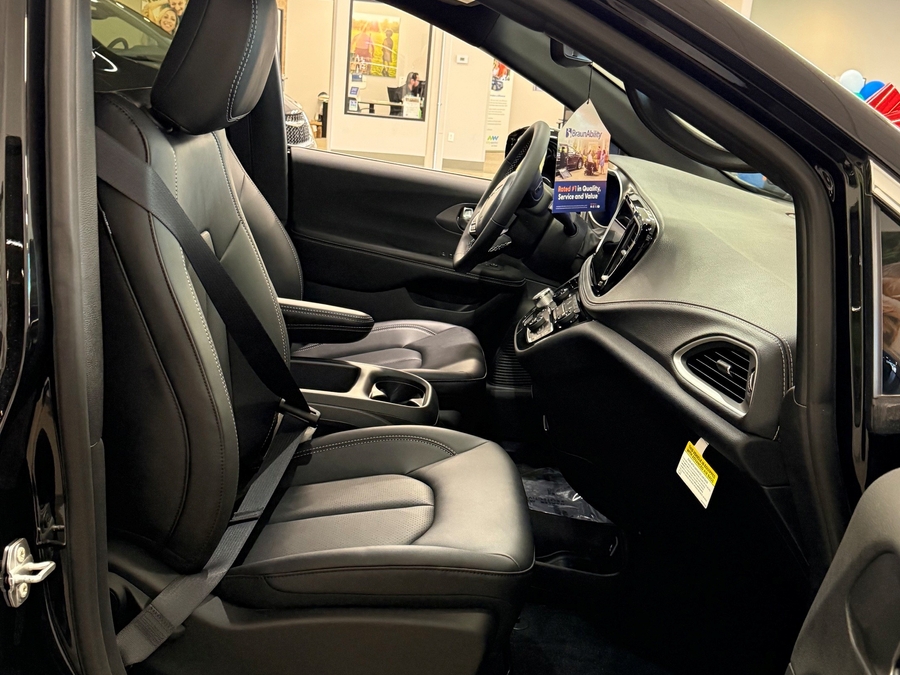 Número de imagen Chrysler Pacifica negro 2