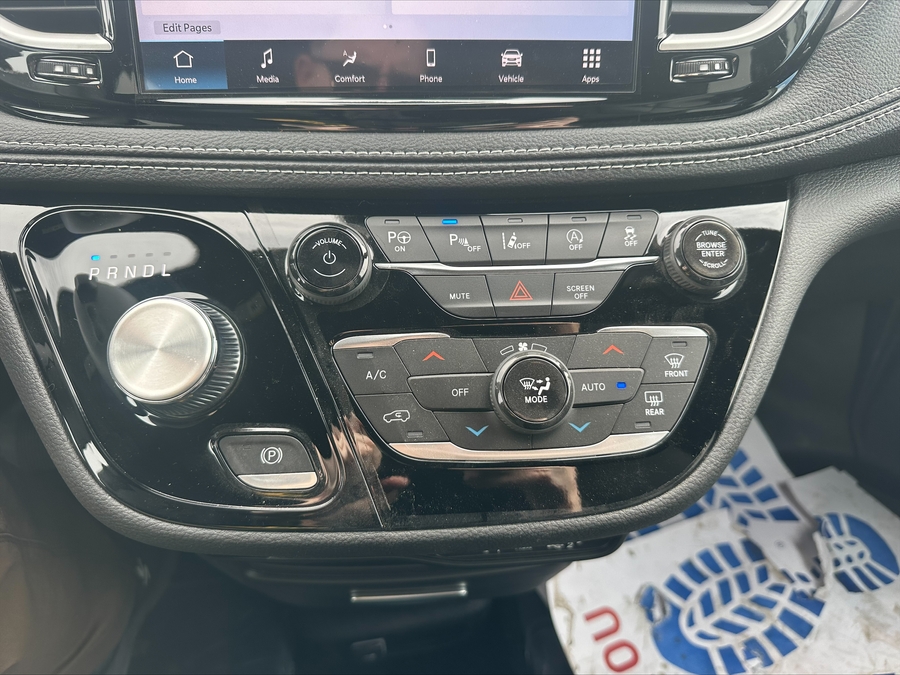 Black Chrysler Pacifica image number 1