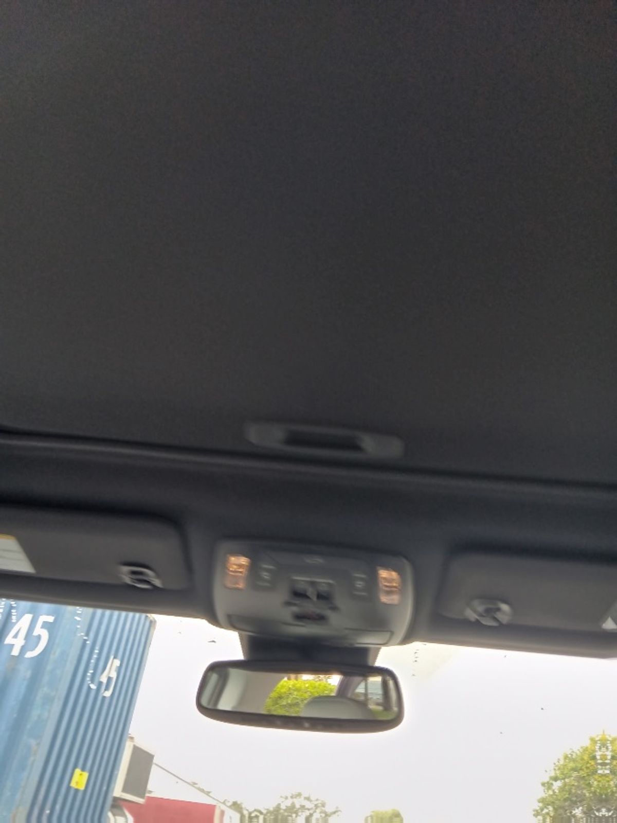 Grey Toyota Sienna image number 4