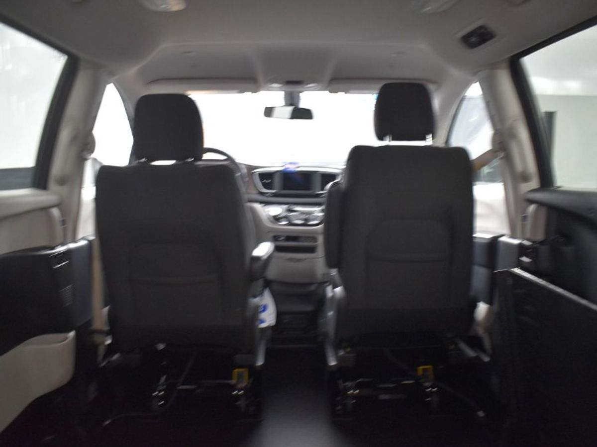 Grey Chrysler Voyager image number 14