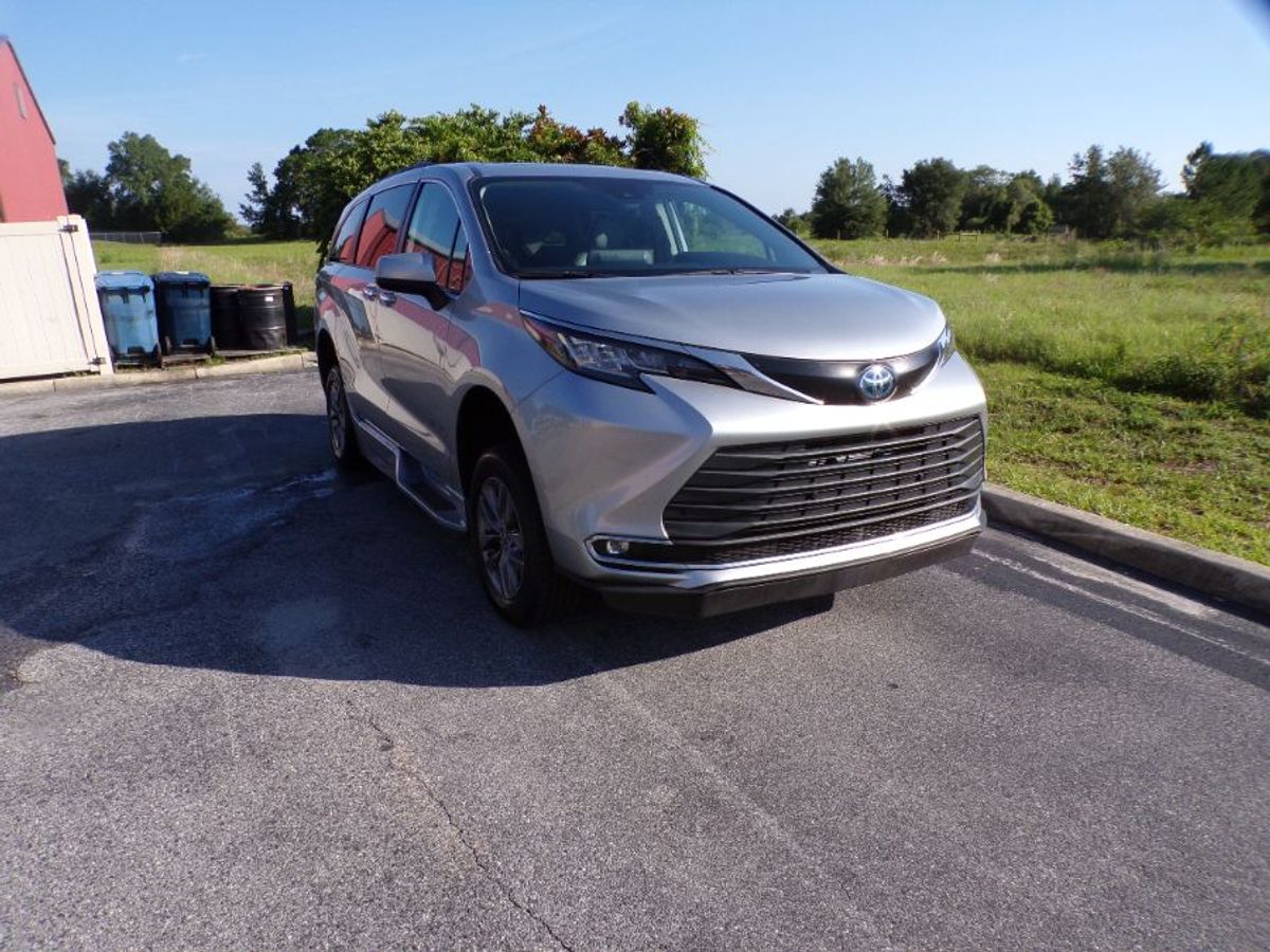 Silver Toyota Sienna image number 13