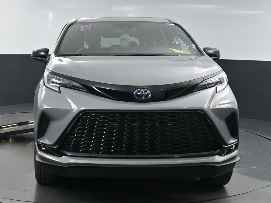 New 2025 Toyota Sienna Hybrid XSE Sport - BraunAbility Side Entry Entry Fold Out Automatic Ramp
