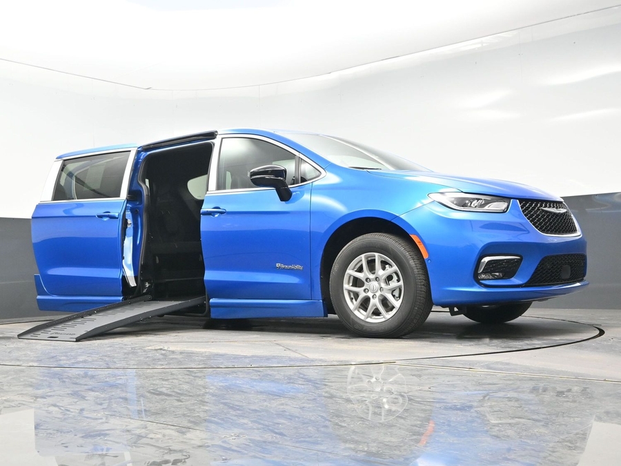 Blue Chrysler Pacifica image number 15