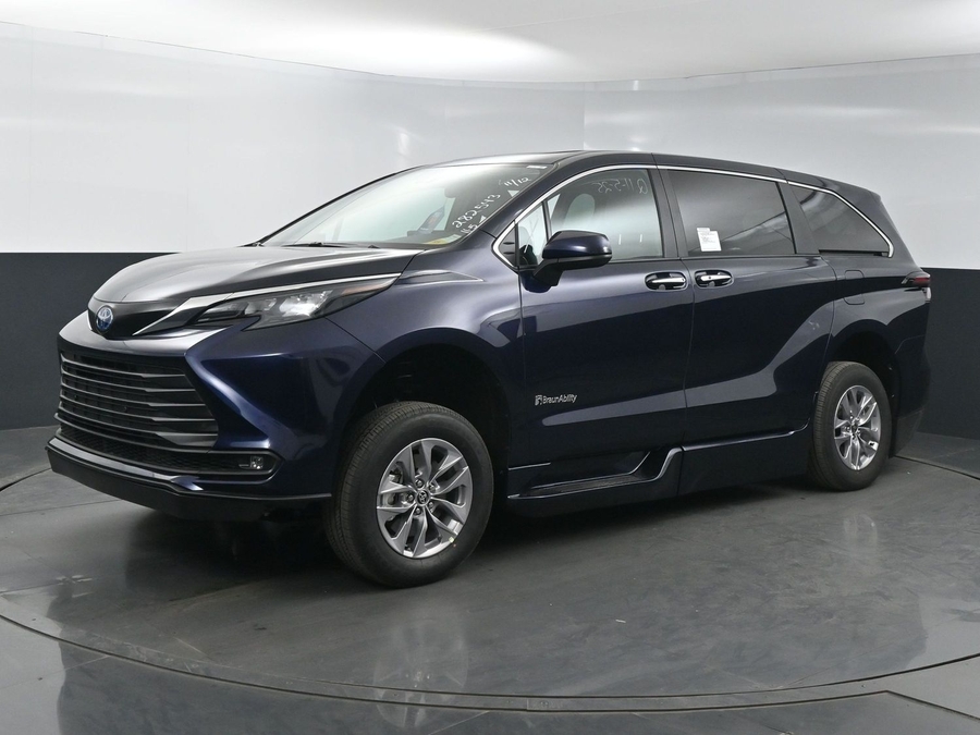 New 2025 Toyota Sienna Hybrid XLE Base - BraunAbility Side Entry Entry Fold Out Automatic Ramp