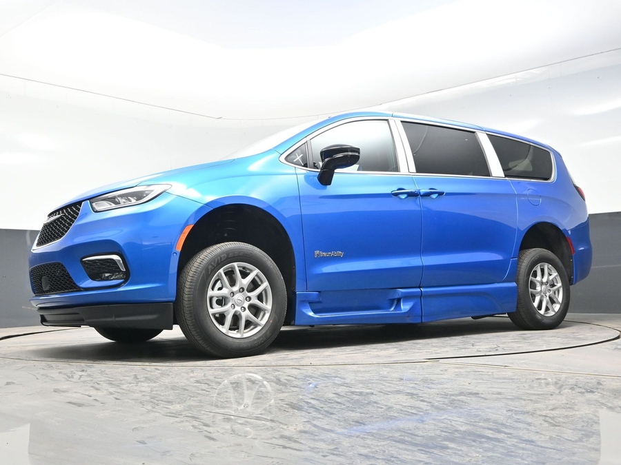 Blue Chrysler Pacifica image number 16