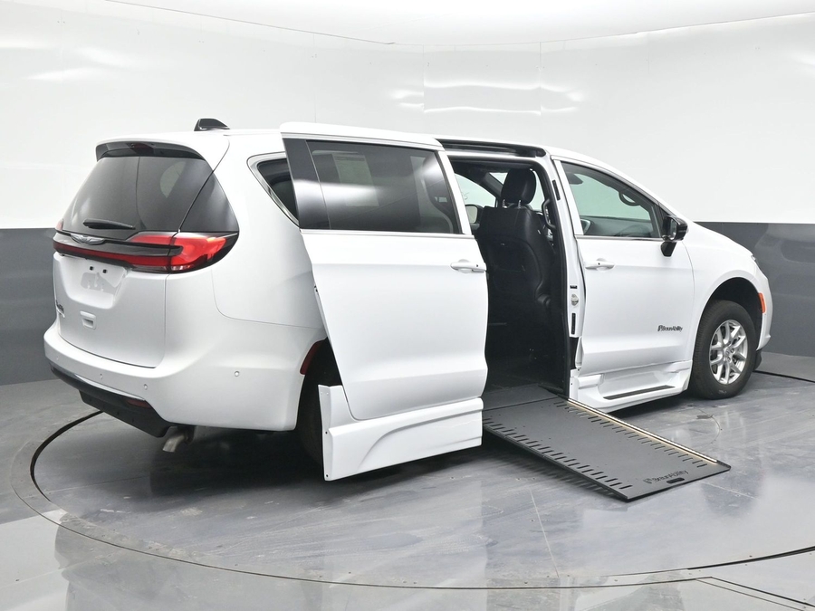 New 2025 Chrysler Pacifica Select Safety - BraunAbility Side Entry Entry In Floor Automatic Ramp