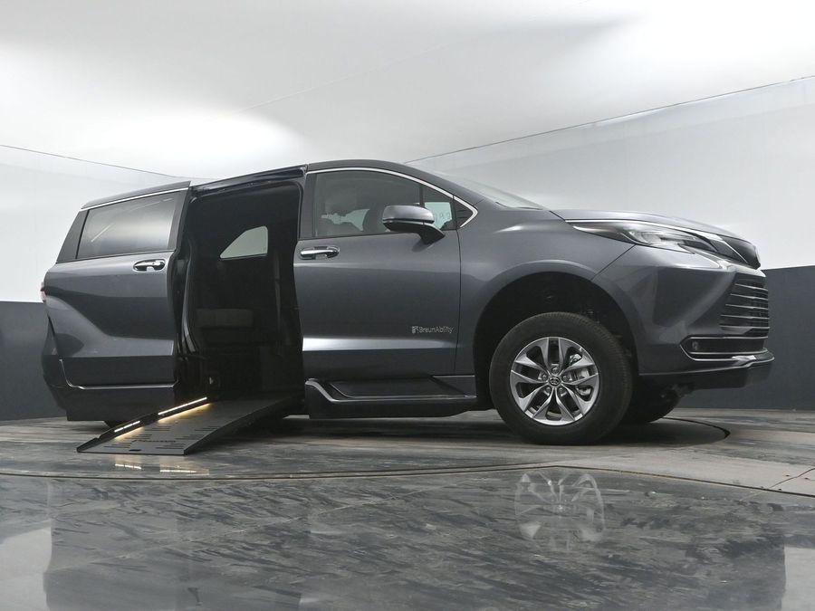 New 2025 Toyota Sienna Hybrid XLE Base - BraunAbility Side Entry Entry Fold Out Automatic Ramp