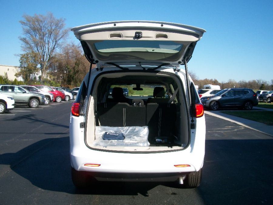 White Chrysler Voyager image number 11