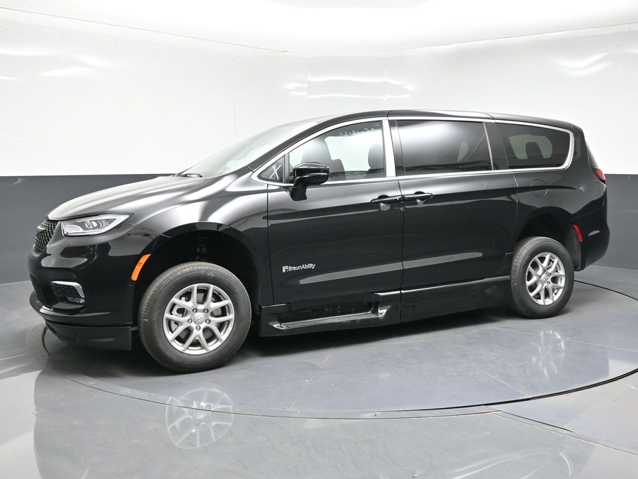 Black Chrysler Pacifica image number 10
