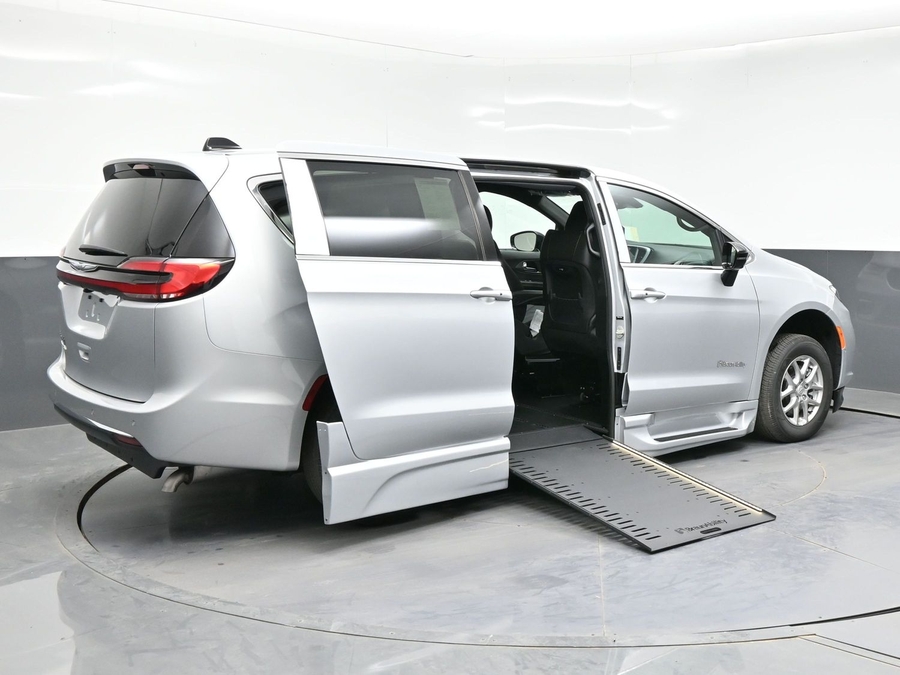 New 2026 Chrysler Pacifica Select Safety - BraunAbility Side Entry Entry In Floor Automatic Ramp