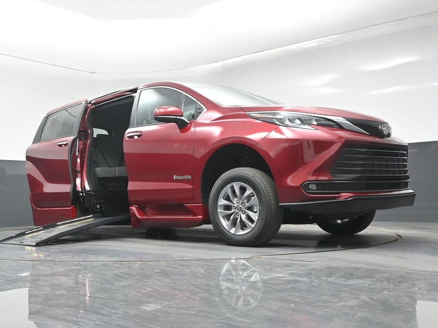 Red Toyota Sienna image number 18