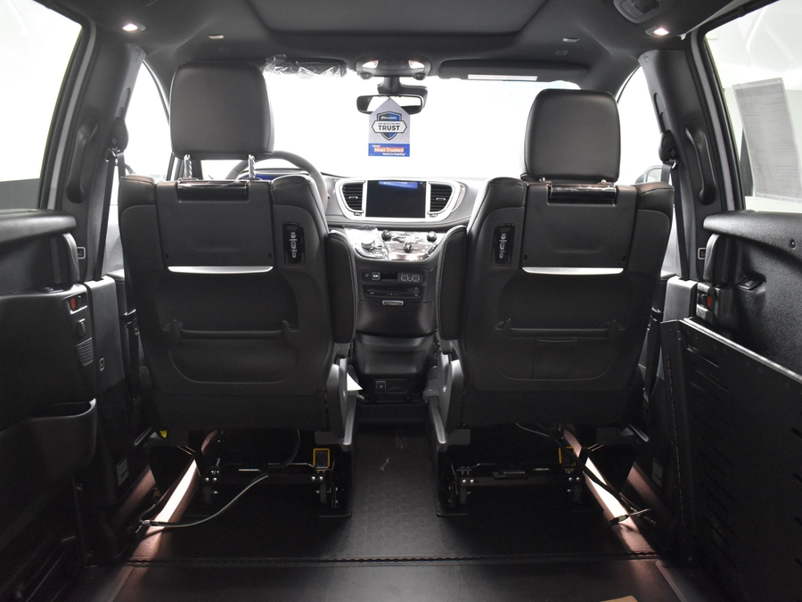 White Chrysler Pacifica image number 13