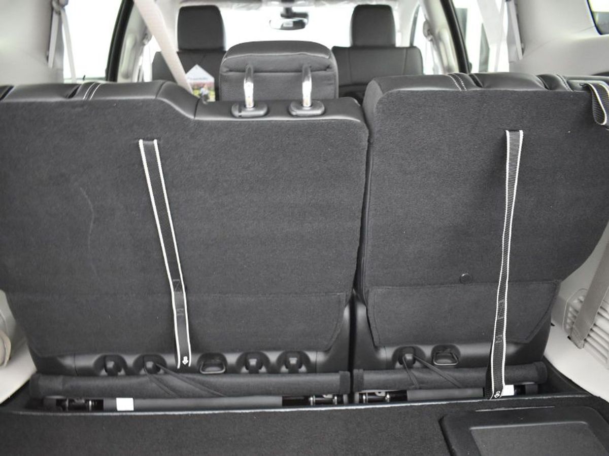 Black Chrysler Pacifica image number 6
