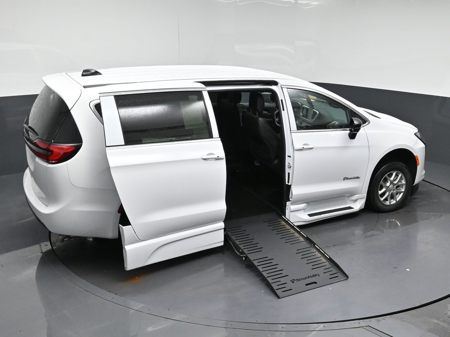 White Chrysler Pacifica image number 11