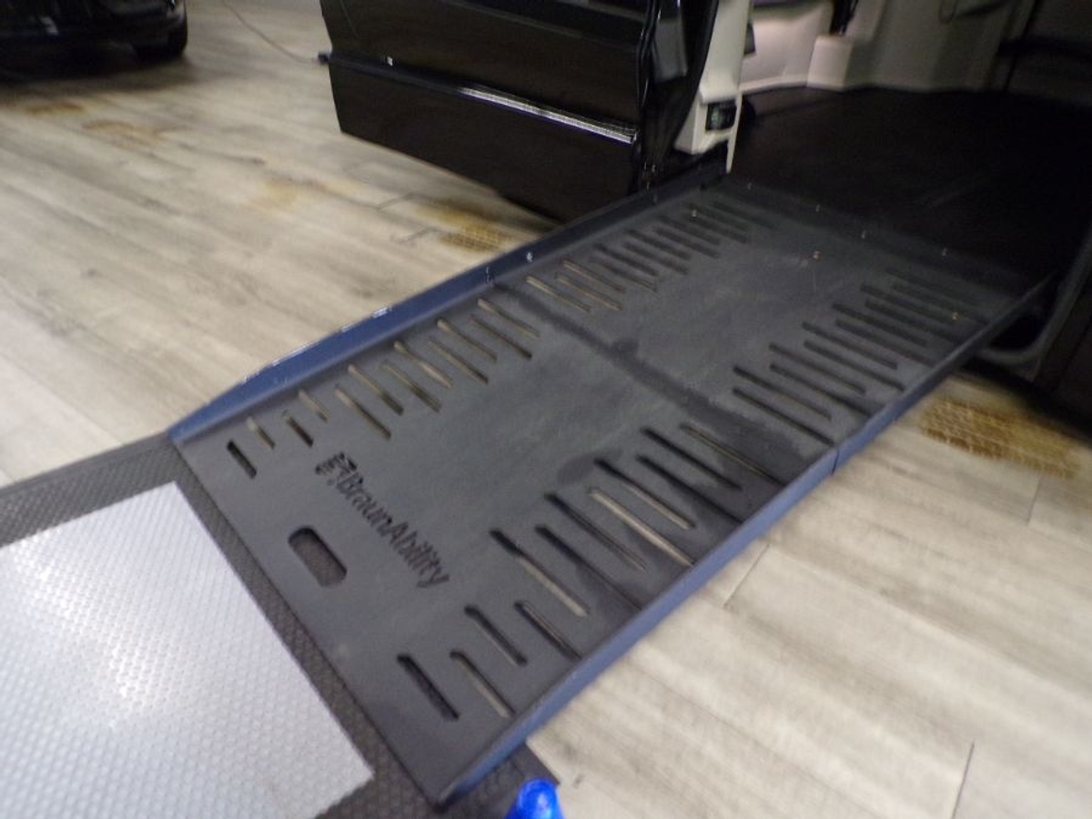 2023 CHRYSLER VOYAGER - Image 4