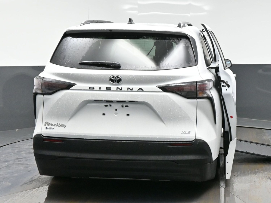 White Toyota Sienna image number 3
