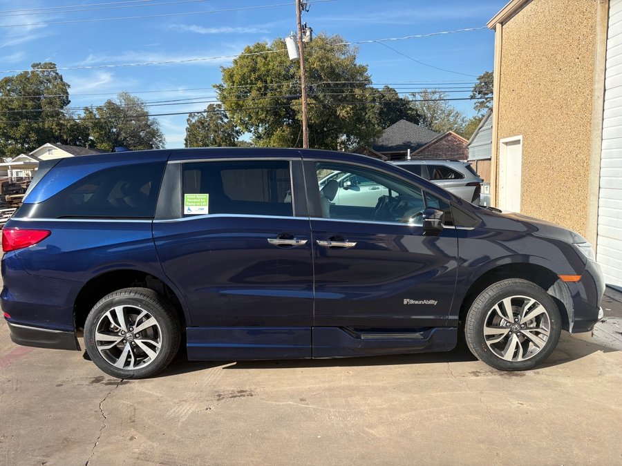 Blue Honda Odyssey image number 2