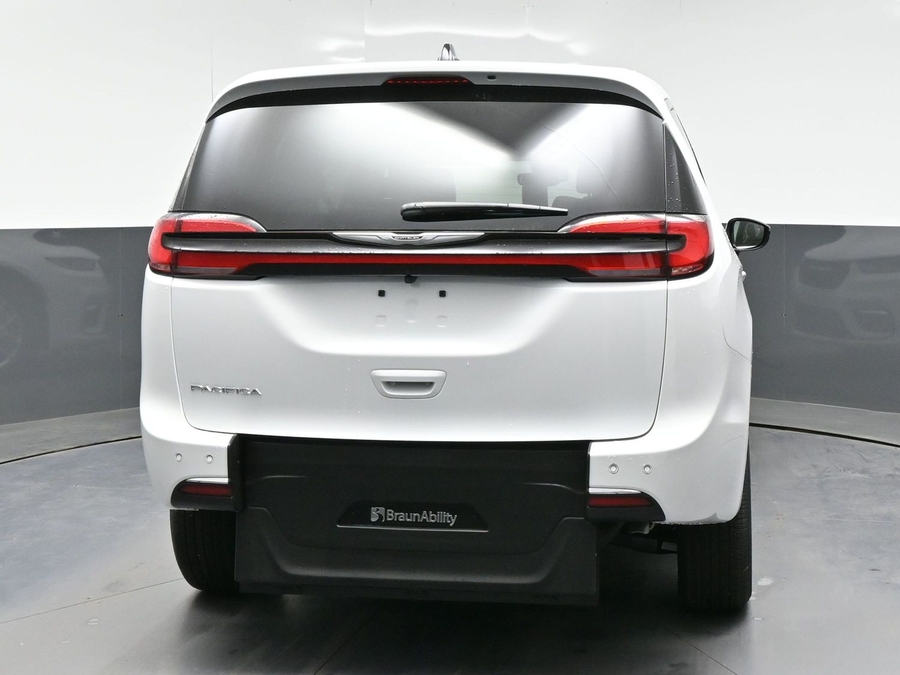 White Chrysler Pacifica image number 5