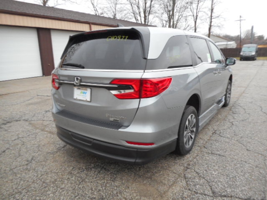 Silver Honda Odyssey image number 5