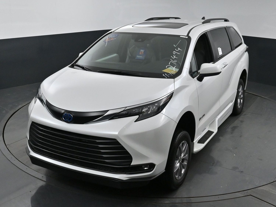 New 2025 Toyota Sienna Hybrid XLE Plus - BraunAbility Side Entry Entry Fold Out Automatic Ramp
