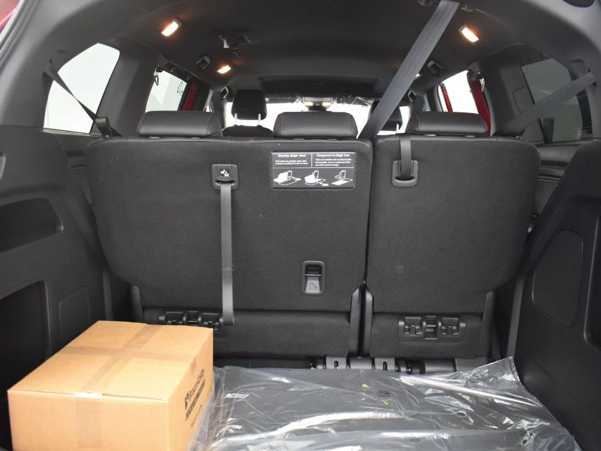 Red Honda Odyssey image number 13