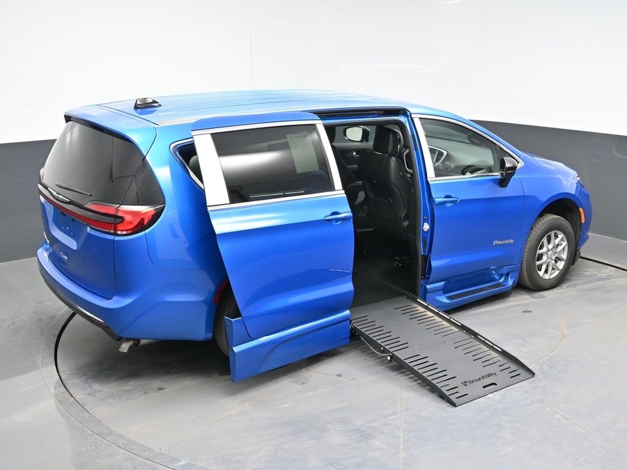 Blue Chrysler Pacifica image number 22