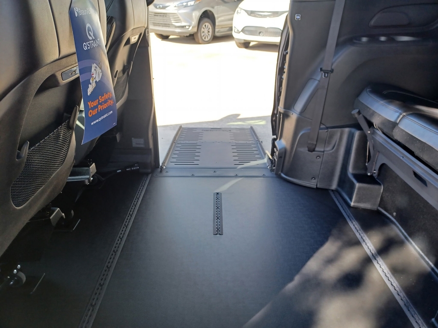 Black Chrysler Pacifica image number 3